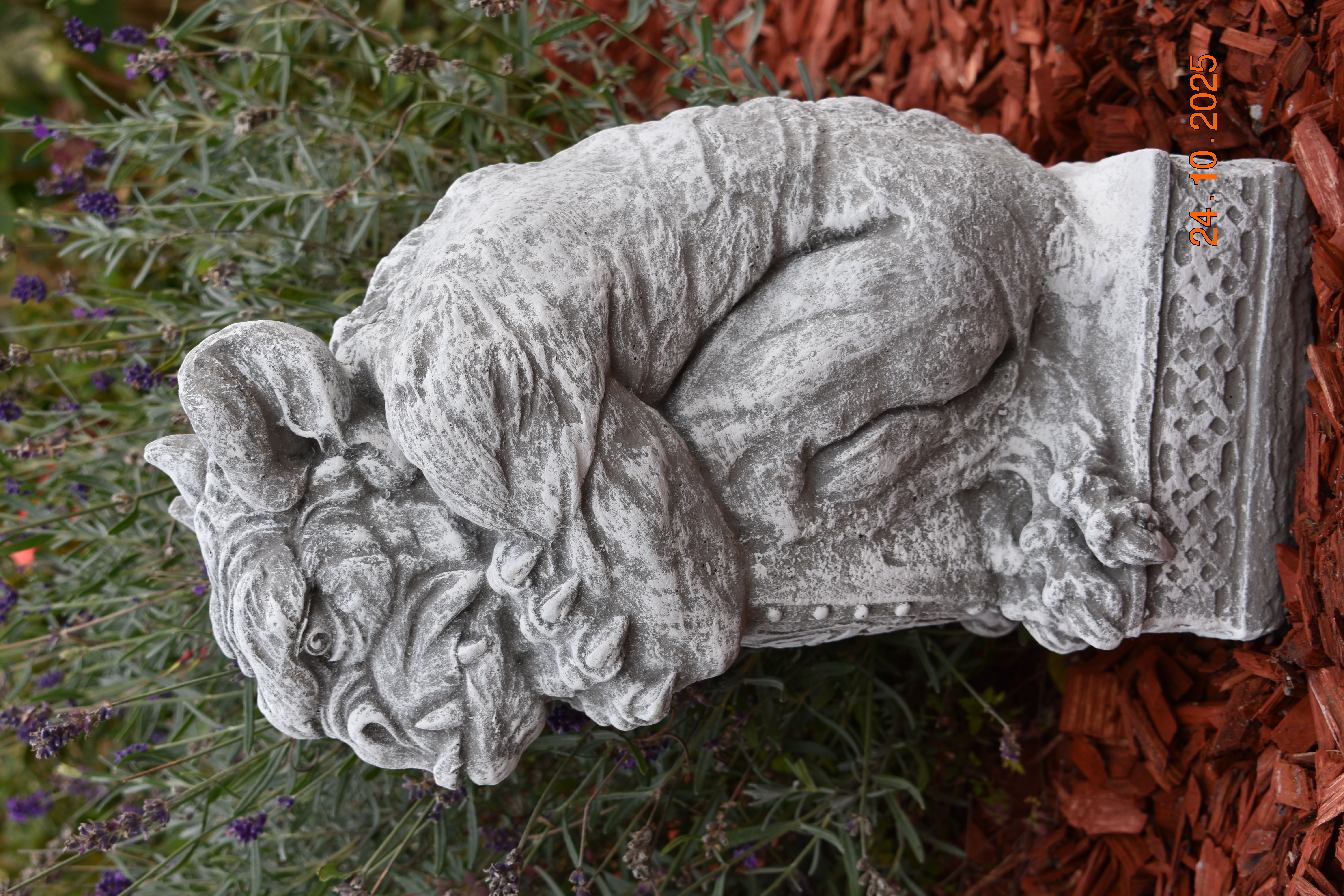 XXL Gargoyle mit Schild "Erebus"