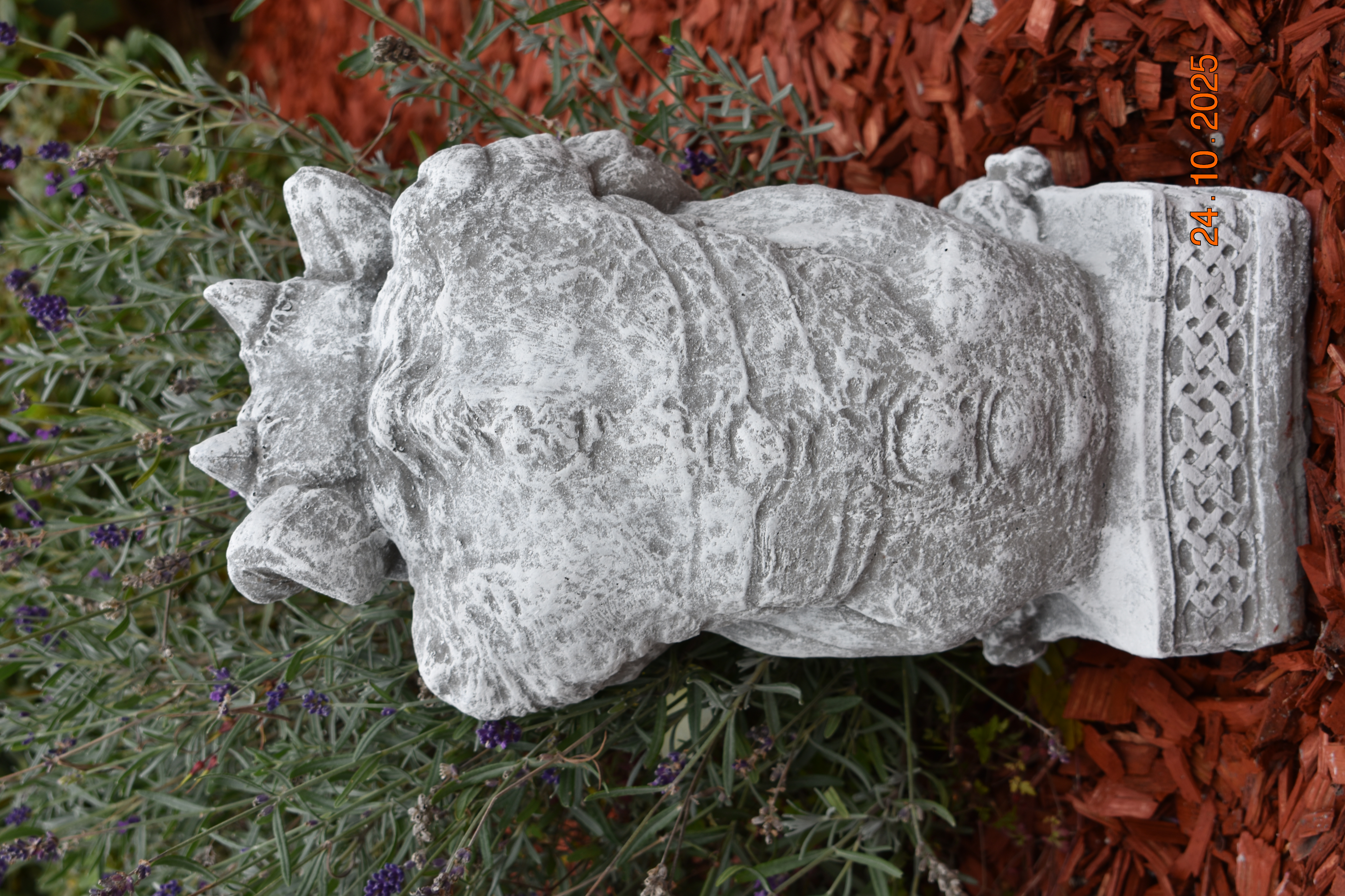 XXL Gargoyle mit Schild "Erebus"