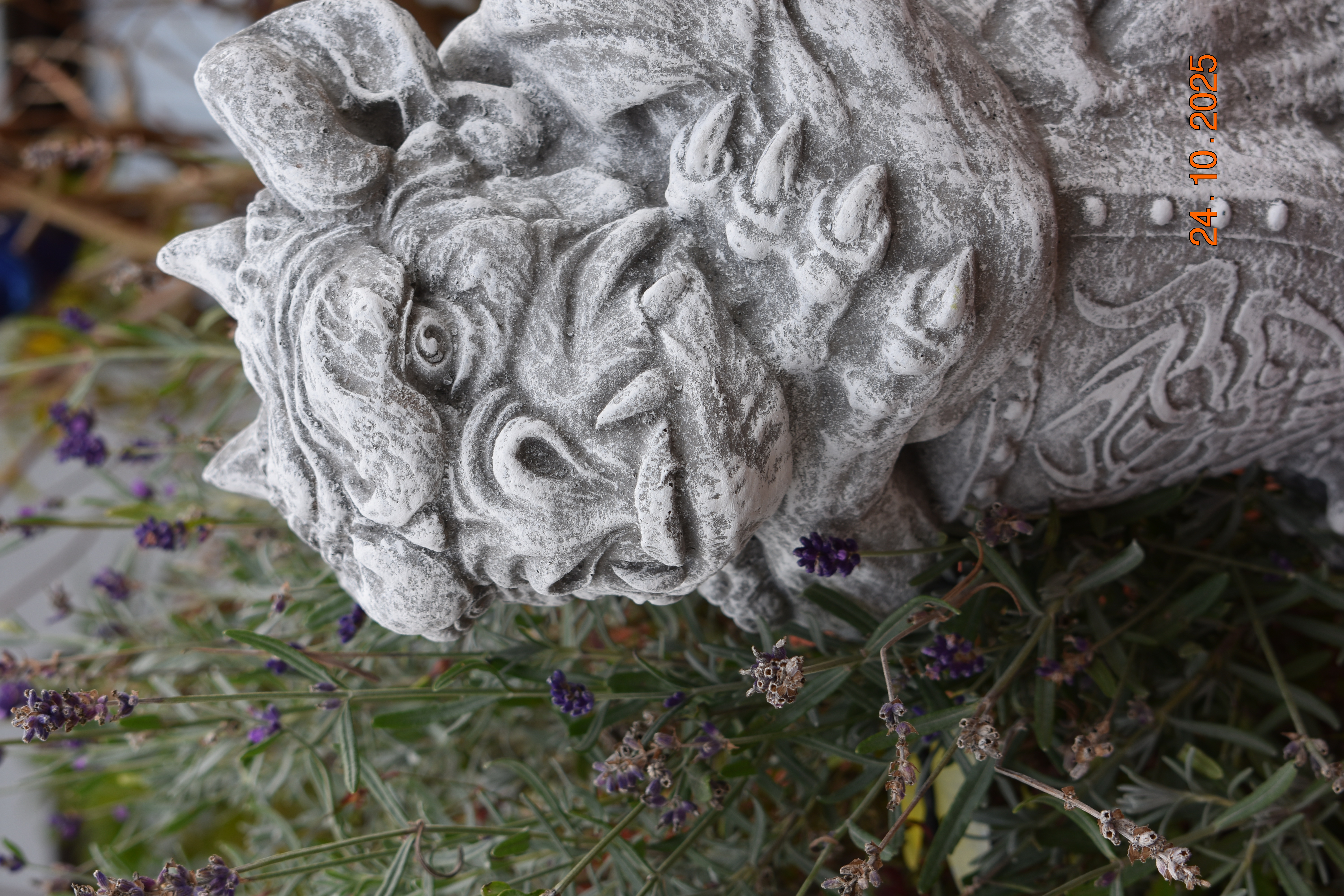 XXL Gargoyle mit Schild "Erebus"
