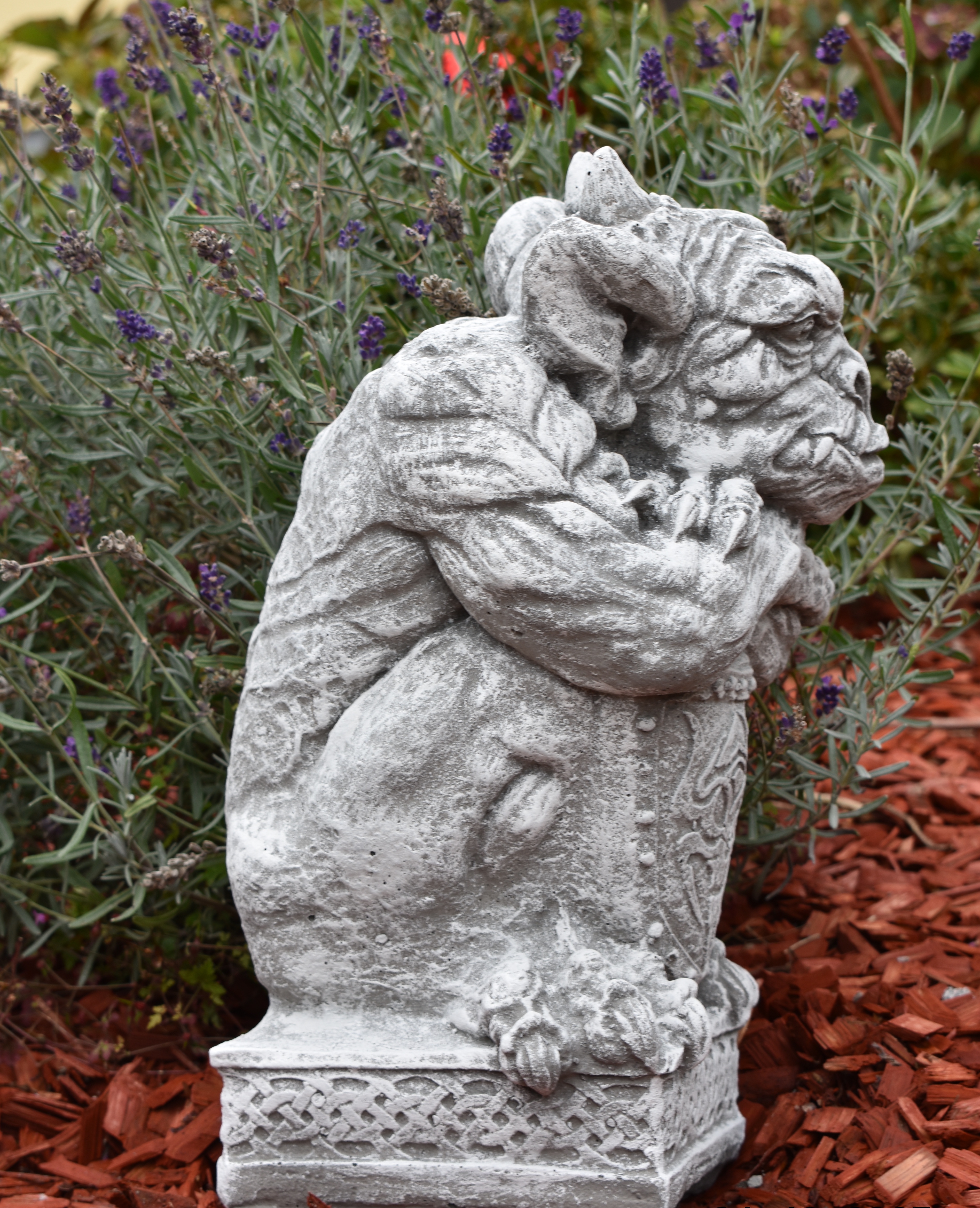 XXL Gargoyle mit Schild "Erebus"